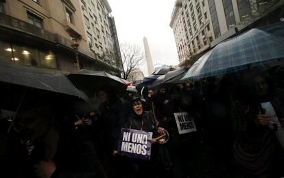 Una mujer sujeta una pancarta mientras protesta.