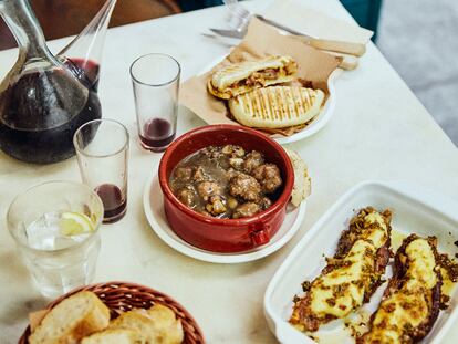 El vino en porrón no suele faltar en los desayunos de tenedor. Aquí, preside la mesa en la Bodega Montferry.