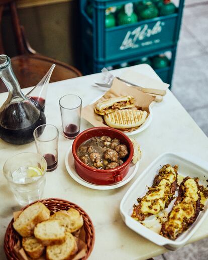 El vino en porrón no suele faltar en los desayunos de tenedor. Aquí, preside la mesa en la Bodega Montferry.