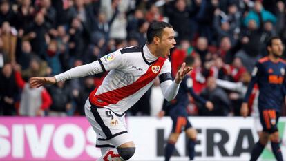 Raúl de Tomás celebra un gol al Valencia.