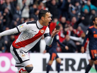 Raúl de Tomás celebra el 1-0 al Valencia.