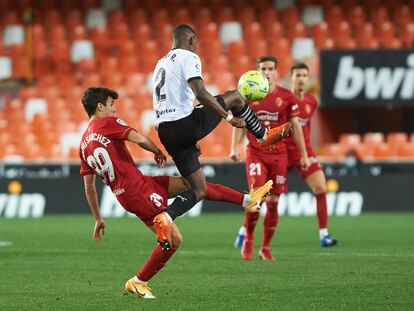 Thierry Correia y Manu Sanchez, durante el encuentro de Liga entre el Valencia y el Sevilla.