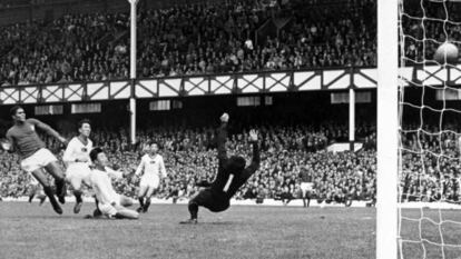 Eusebio marca uno de sus cuatro goles a Corea del Norte durante el Mundial de Inglaterra de 1966. 