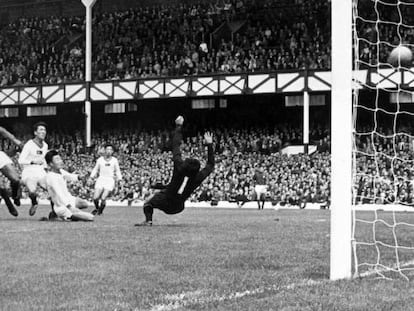 Eusebio marca uno de sus cuatro goles a Corea del Norte durante el Mundial de Inglaterra de 1966. 