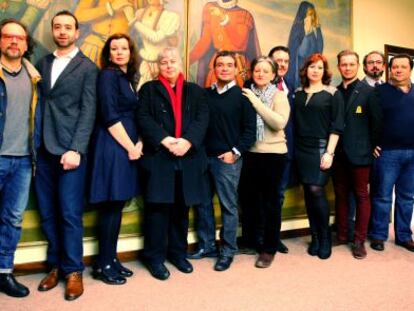 El elenco de la ópera 'Carmen' posa este martes en la ABAO.