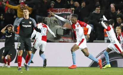 Los jugadores del Slavia celebran su cuarto gol.