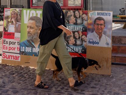 Una mujer pasa por delante de cuatro carteles electorales en Ronda (Málaga).