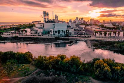 Planta de energía termal que cuenta con un sistema de tratamiento para limpiar el agua que se libera al mar frente a la costa de Barcelona.