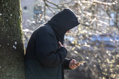 Daniel, víctima de una estafa desde fábricas en el sudeste asiático, en un parque en Suecia el 11 de abril de 2024.