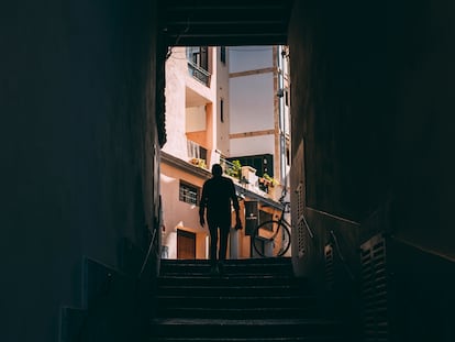 Un home camina per un carrer de Palma.