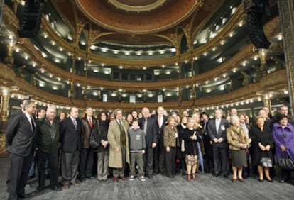 El alcalde de Bilbao, Iñaki Azkuna, y el presidente de la SGAE, Eduardo Bautista, ayer, en el escenario del Teatro Campos Elíseos rodeados de medio centenar de vecinos que asistieron a la presentación.