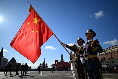 Militares chinos portan su bandera nacional durante el desfile militar del Día de la Victoria en Moscú, este viernes.