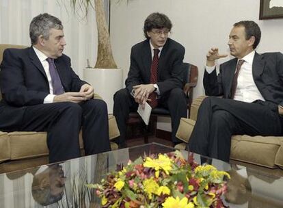 Gordon Brown (izquierda) y José Luis Rodríguez Zapatero, durante su reunión en Bruselas.