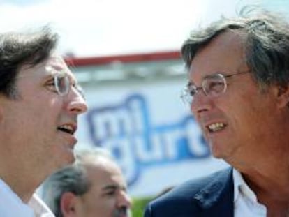 El presidente del grupo español Pascual, Tomás Pascual (i), habla con el embajador español en Venezuela, Antonio Perez-Hernández y Torra (d),  durante la inauguración de la fábrica de yogures MiGurt, en la ciudad de Valencia, Estado Carabobo.