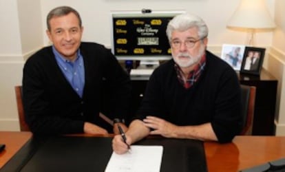 George Lucas y Robert A. Iger, presidente ejecutivo de Disney firman el acuerdo de compra.