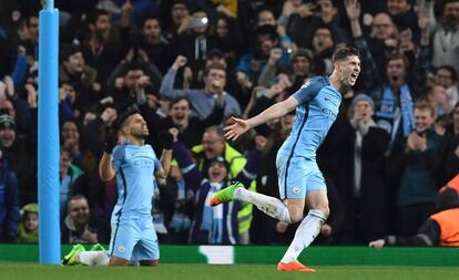 Stones celebra el cuarto gol del Manchester City mientras Agüero lo festeja arrodillado.