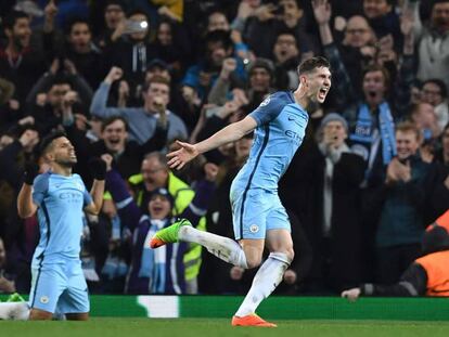 Stones celebra el cuarto gol del Manchester City mientras Agüero lo festeja arrodillado.