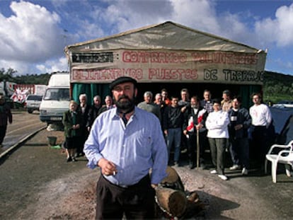 El alcalde de Peñarroya-Pueblonuevo, Rafael Muñoz, en el corte de la carretera.