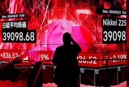 Pantalla con los datos del índice Nikkei, en Tokio.