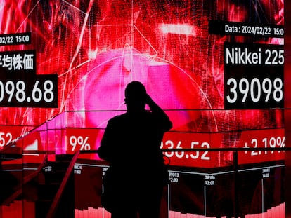 Pantalla con los datos del índice Nikkei, en Tokio.