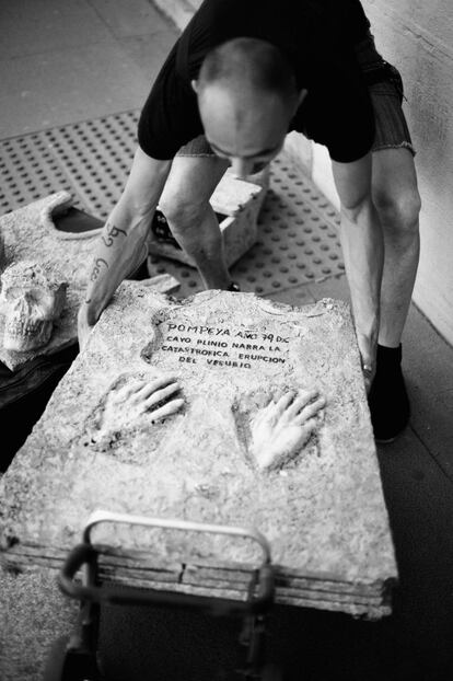 Paco va colocando cada pieza de su estatua en cada sitio, previamente ha escogido un sitio en el que la sombra y la calidad del público sean protagonistas.