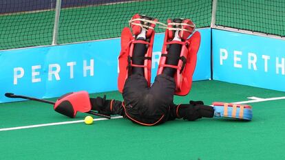 La malaya Siti Noor Hafizah Zainordin cae al suelo al recibir un gol del equipo australiano en un torneo de hockey en Perth.