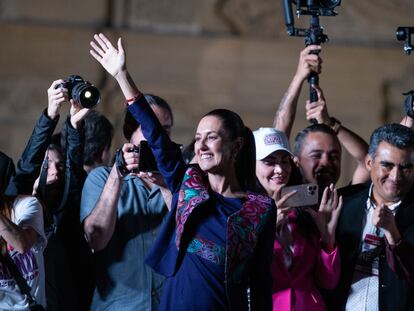 Claudia Sheinbaum saluda a sus seguidores en el Zócalo, este 3 de junio.