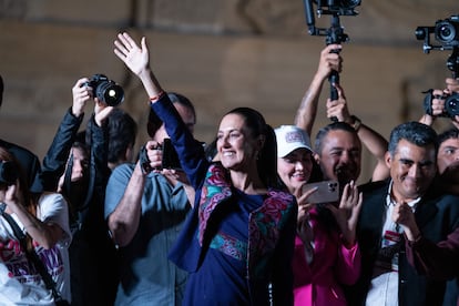 Claudia Sheinbaum saluda a sus seguidores en el Zócalo, este 3 de junio.