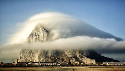 Vista del peñón de Gibraltar desde la costa de Algeciras.