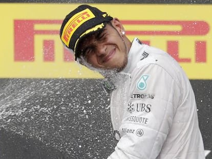 Lewis Hamilton es rociado con champ&aacute;n en el podio de Hungr&iacute;a.
