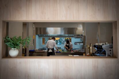 Cocina del restaurante vista desde la barra, donde se servirá la misma carta, pero para la que no se admiten reservas.
