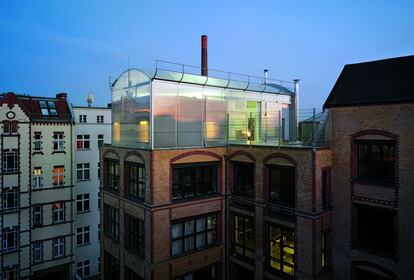En una azotea berlinesa, el estudio berlinés Heberle Mayer creó una estructura transparente, el proyecto denominado U6 Berlin Penthouse, que destaca por su transparencia, luminosidad y sostenibilidad.