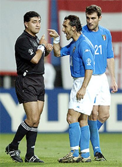 Los futbolistas italianos Di Livio (centro) y Vieri increpan a Byron Moreno durante el pasado Mundial. PLANO MEDIO - ESCENA