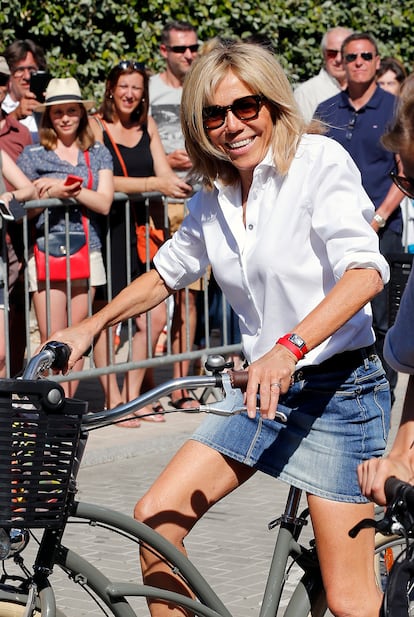 2017, en bicicleta. En plena campa?a a la presidencia de su marido, Brigitte Macron, con 64 a?os, sali de su casa montada en una bicicleta vistiendo una minifalda vaquera, en una en una imagen que lanza al mismo tiempo numerosos mensajes: desde su apoyo a medios de transporte no contaminantes hasta la eliminacin del edadismo a la hora de vestir.