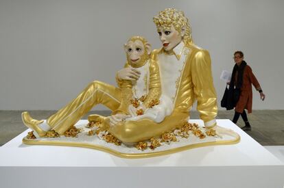 'Michael Jackson y Bubbles', una de las obras hiperrealistas de Jef Koons exhibidas en el Whitney.