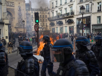 Enfrentamiento entre policías y manifestantes el jueves en París. 