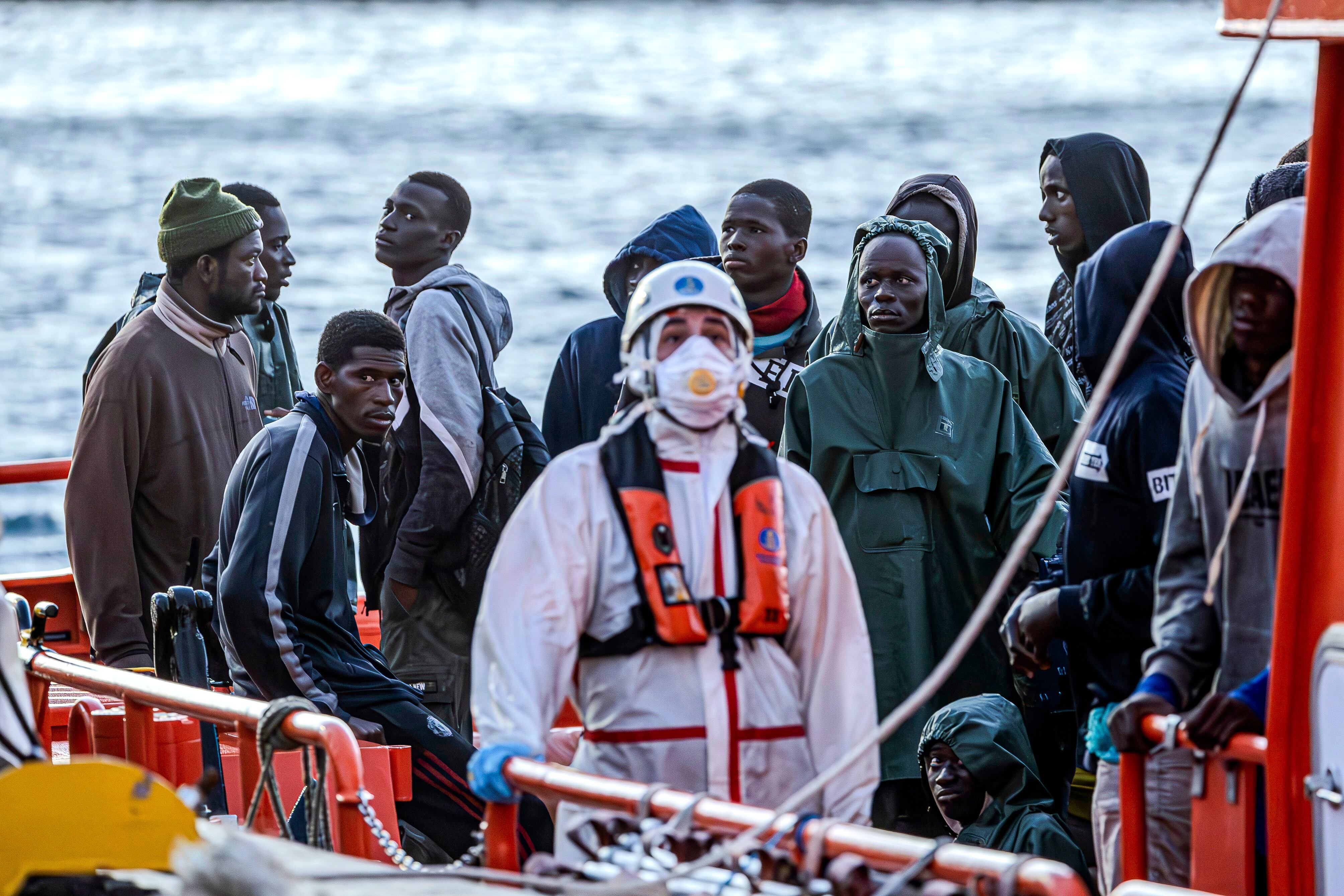 La menos poblada de las islas canarias se ha convertido en el principal puerto de llegada de la inmigración irregular a la UE. En la imagen, llegada de 43 personas a bordo del barco de Salvamento Marítimo 'Guardamar Talía' al puerto de La Restinga. Las personas fueron rescatadas de un cayuco a unas 35 millas náuticas (67 Km) al sur de El Hierro.