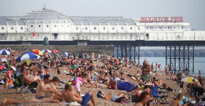 Turistas en la playa de Brighton en la segunda semana de septiembre.