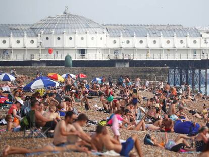 Turistas en la playa de Brighton en la segunda semana de septiembre.