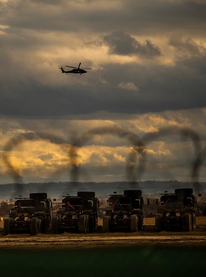 Carros militares y un helicóptero en el aeropuerto de Rzeszów, base logística para la llegada de armamento occidental que va hacia Ucrania.