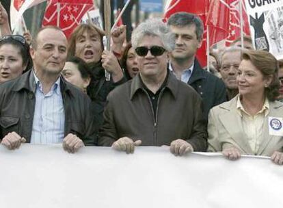 El candidato socialista a la alcaldía, Miguel Sebastián, con Pedro Almodóvar en la manifestación.