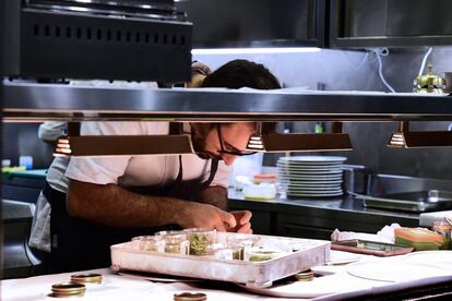 La Osteria Francescana, en Módena (Italia), repite posición como el mejor restaurante del mundo: ya lo fue en 2016, pero el año pasado cedió la posición al neoyorkino Eleven Madison Park. Al frente de la Osteria está el original chef Massimo Bottura, con tres estrellas Michelin y que revisa con gran acierto la cocina tradicional italiana. En esta imagen, las cocinas de la Osteria.