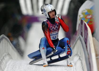 Rusa Tatyana Ivanova termina una carrera en la competición individual de luge de los Juegos Olímpicos de Invierno de 2014 en Sochi.