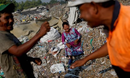 Varias personas que trabajan con la basura en Bangun, Indonesia.
