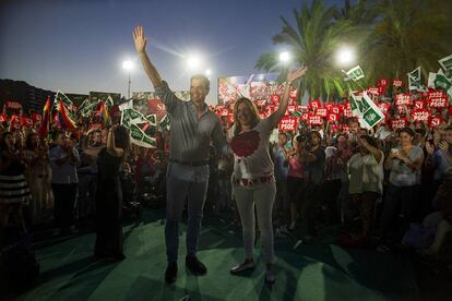 El Secretario General del PSOE Pedro Sánchez, junto a la presidenta de la Junta de Andalucía, Susana Díaz, durante el mitin de cierre de campaña celebrado hoy en Sevilla.