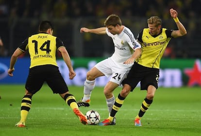 Illarramendi, entre dos jugadores del Borussia Dortmund, la pasada Campa&ntilde;a.