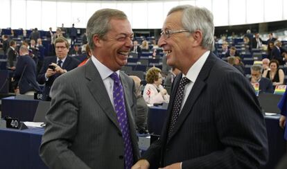 O líder do UKIP britânico conversa com Juncker na Eurocâmara.