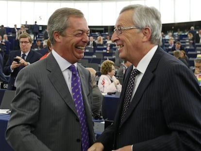 O líder do UKIP britânico conversa com Juncker na Eurocâmara.