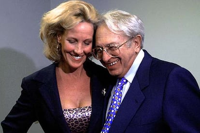 Edward Masry, junto a Erin Brockovich, en el año 2000.