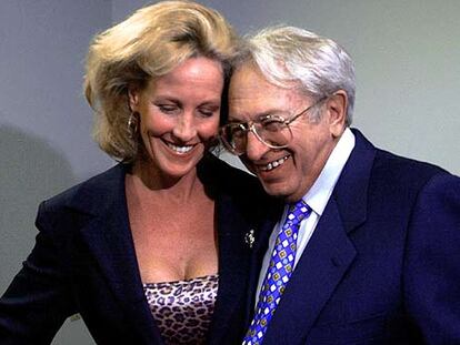 Edward Masry, junto a Erin Brockovich, en el año 2000.